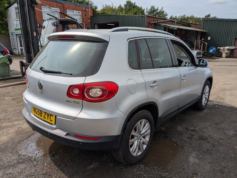 Dezmembrari / Dezmembrez Volkswagen Tiguan (5N) 2.0 TDI CBAB cutie viteze manuala cod culoare LA7W