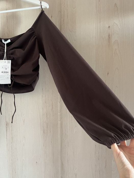 Еластичен къс топ с набори от Zara