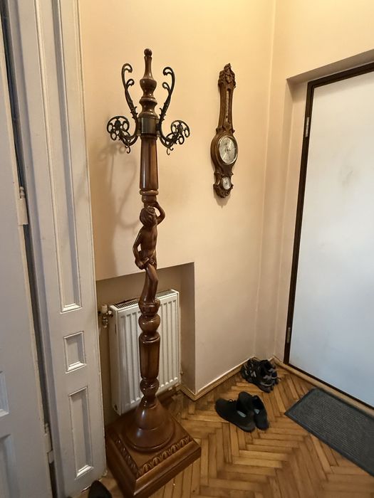 Cuier sculptat din lemn masiv