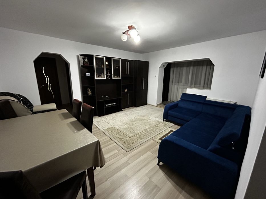 Ofer spre inchiriere apartament cu doua camere.