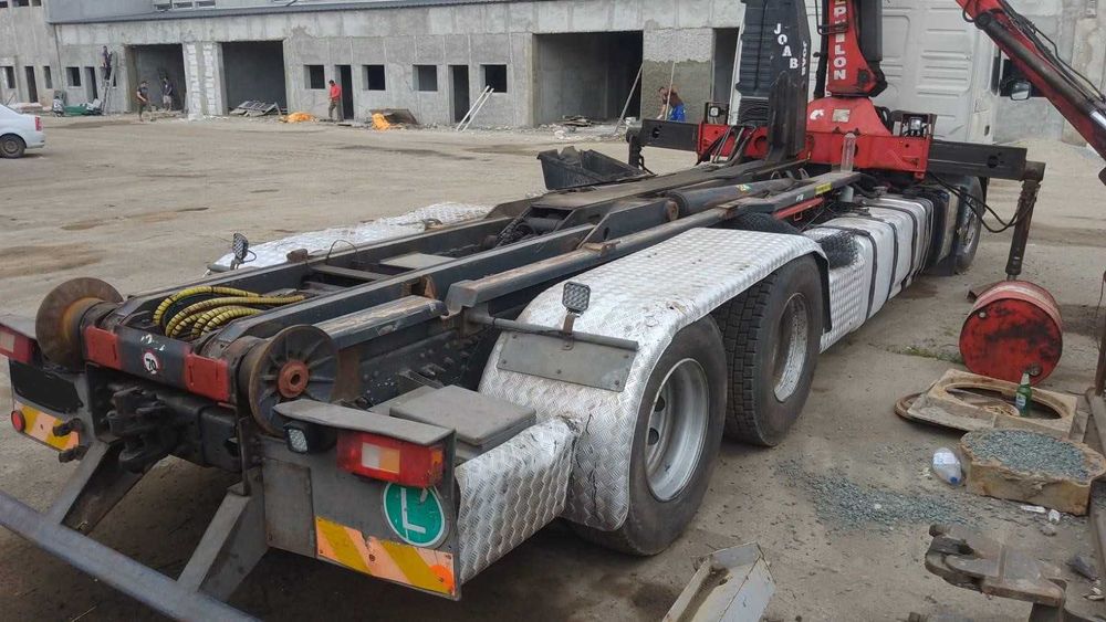 Camion VOLVO FM-440 cu macara