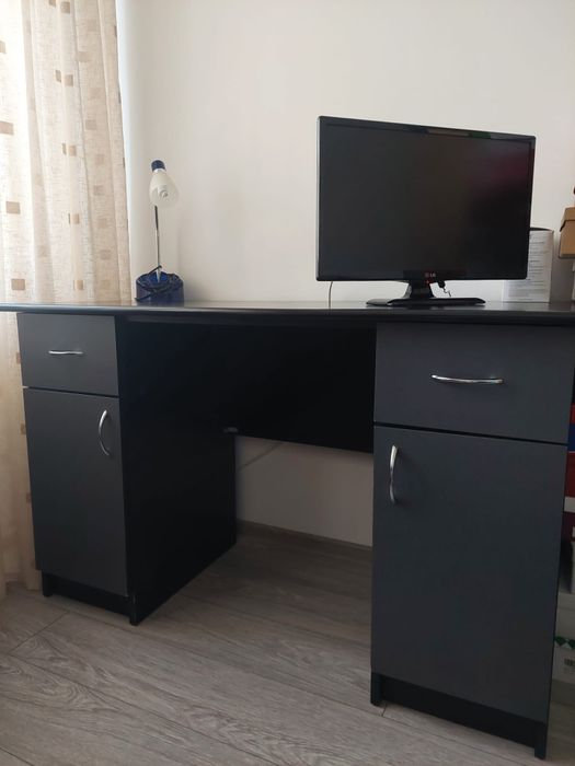 Vând cuier, birou, lada frigorifica