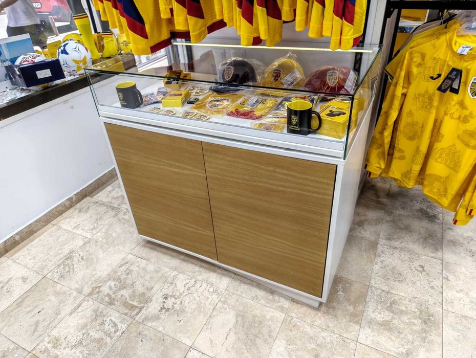 Mobilier comercial / rafturi magazin / receptie – Vitrine expunere premium cu geamuri glisante si sticla securizata, sertare si usi