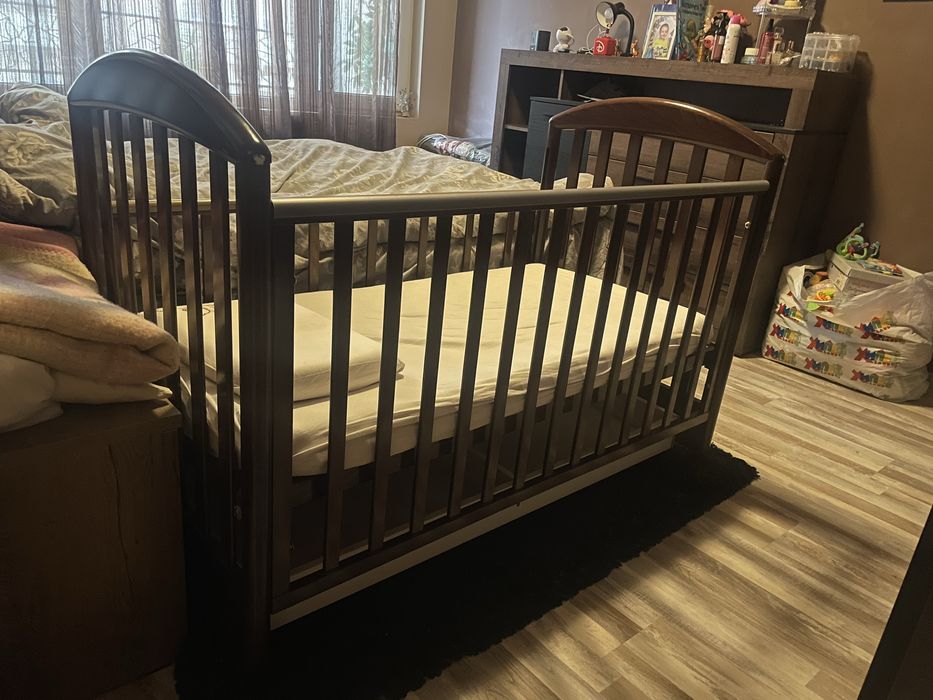 Дървена кошара с матрак и чаршафи