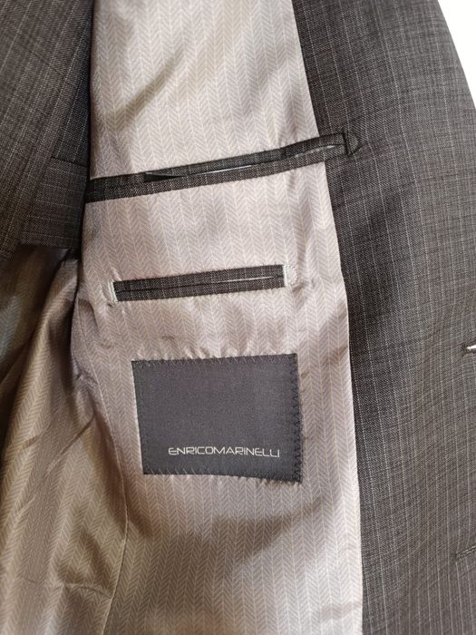 Мужской костюм продается