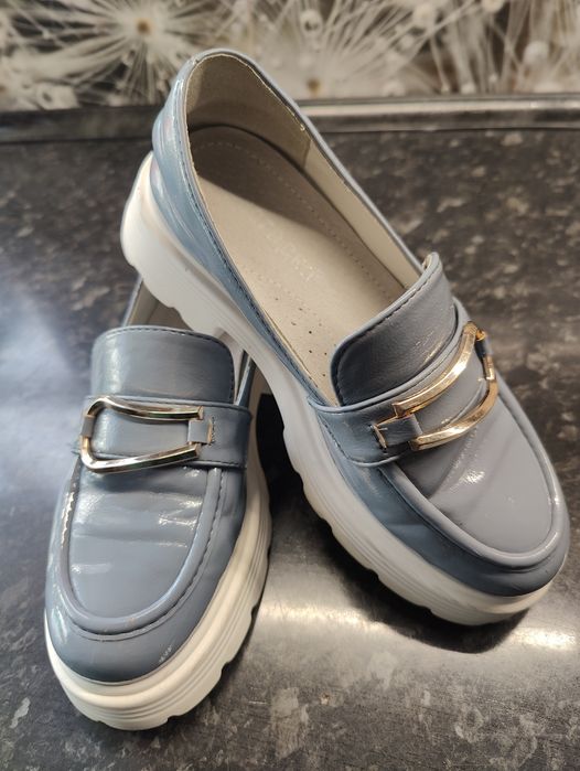 Продам туфли на девочку 33 размер.