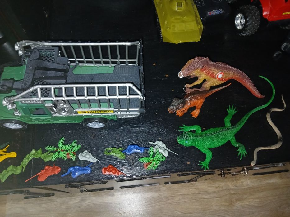 Камион с динозавър