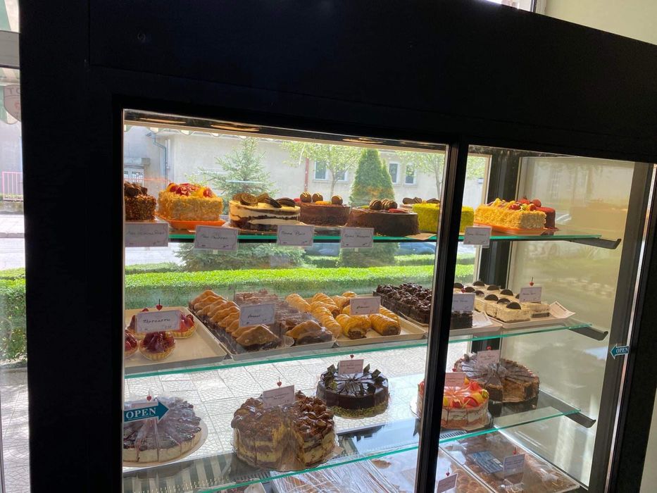 Сладкарска витрина за торти
