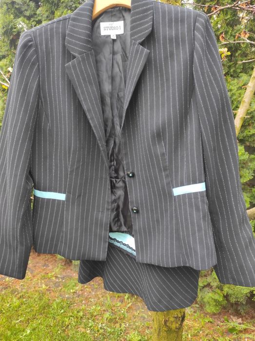 Costum practic și elegant.