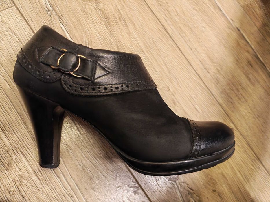 Елегантни затворени обувки от естествена кожа и набук, 38 номер