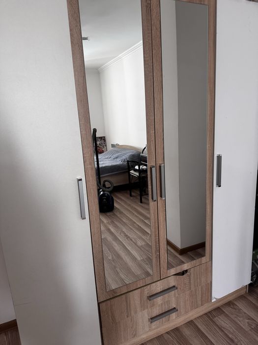 Шкаф с зеркалом в спальню.