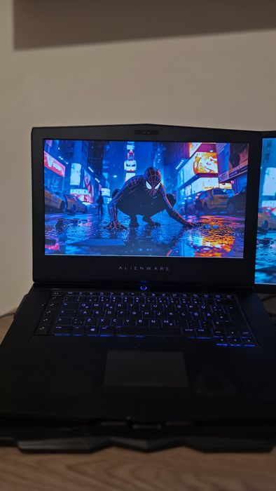 Laptop Gaming Alienware 15 R3 | i7, GTX 1070 8GB, 16GB RAM, 1.38TB Stocare (Dual SSD)+ Stand de înaltă performanță
