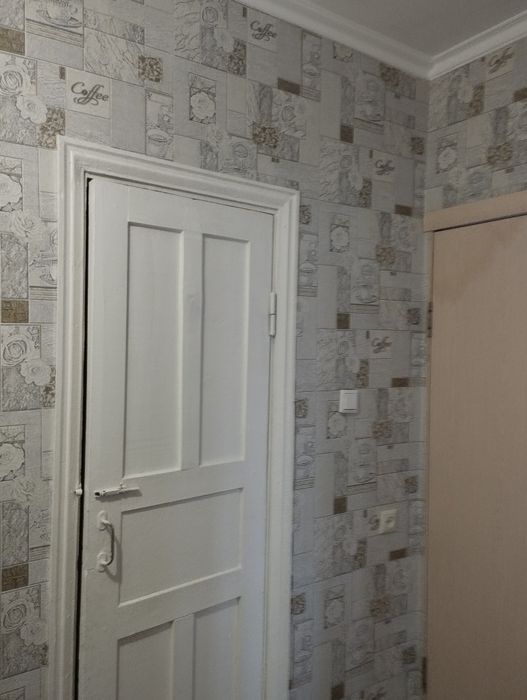 Рулон виниловых обоев.