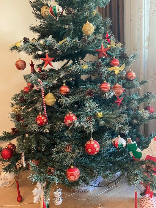 Brad artificial cu conuri naturale