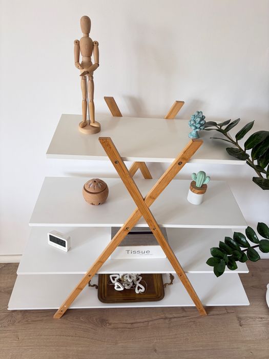 Etajeră / corp de mobilier cu rafturi albe și structură din lemn
