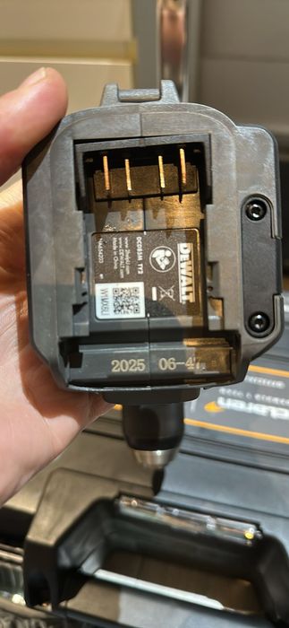 Filetantă 18v brushless DCD85M MClaren cu baterie 5ah și încărcător