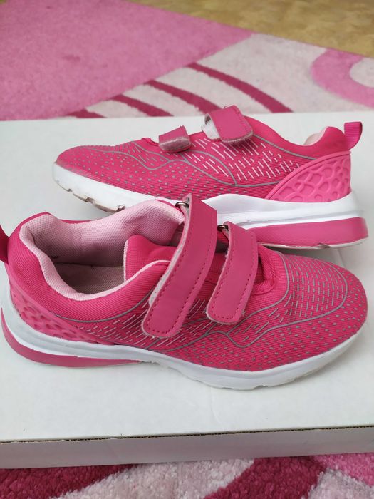 Обувки, маратонки