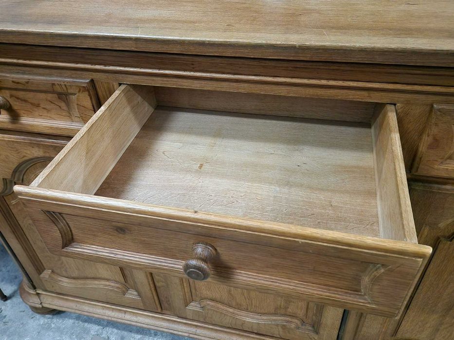 Изключително масивен и здрав контрабюфет дресоар от пълен дъбов масив