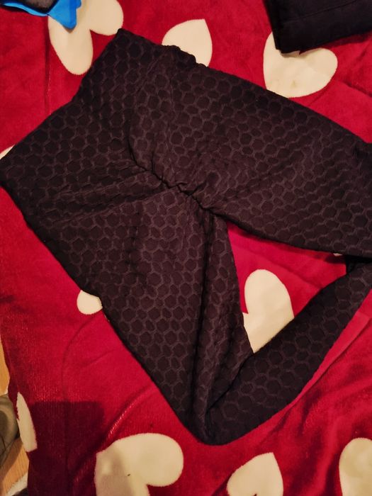 Vând colanți dama noi fără etichetă nu sunt transparenți si oferă aspect de fese bombate