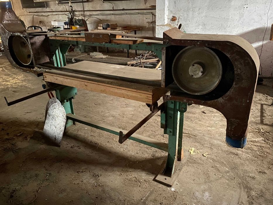Vând utilaje pentru prelucrarea lemnului
