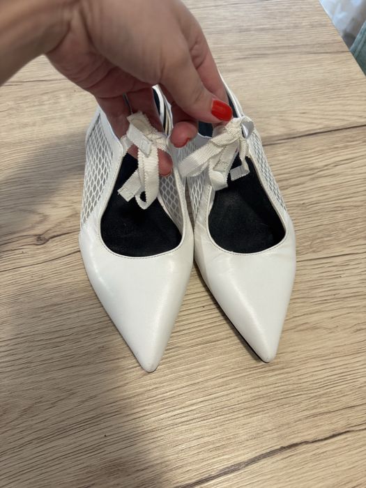 Бели обувки, естествена кожа