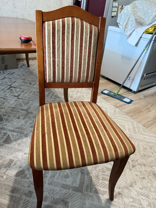 Стол со стульями