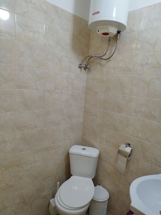 Отдава се под наем помещение гр. А-д /подходящо за магазин, офис/