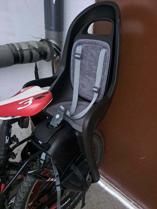 Продавам детско столче за велосипед.