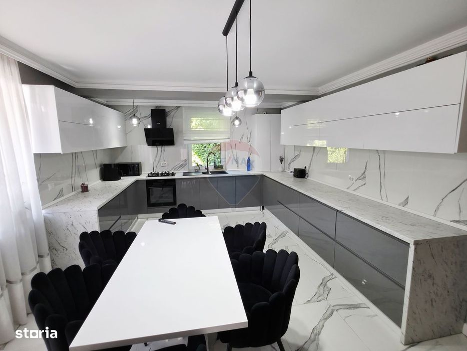 Apartament cu 5 camere de vânzare în zona Precista