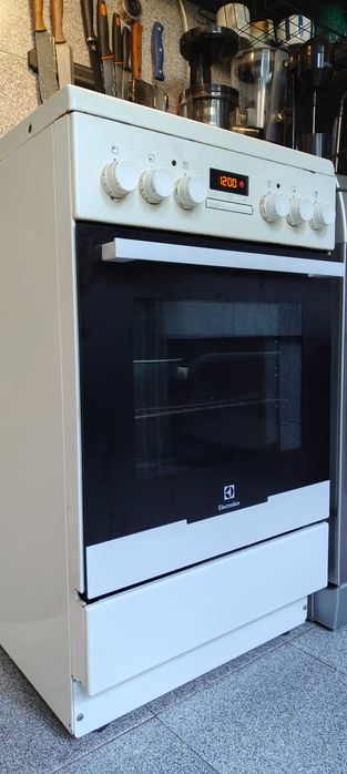 печка Electrolux с индукционен плот