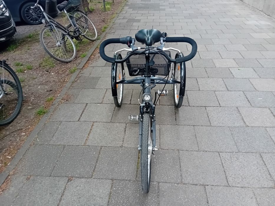 Vând  bicicleta  cu 3 rotii