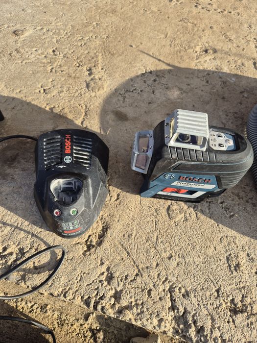 Laser bosch în 3 linii raza rosie