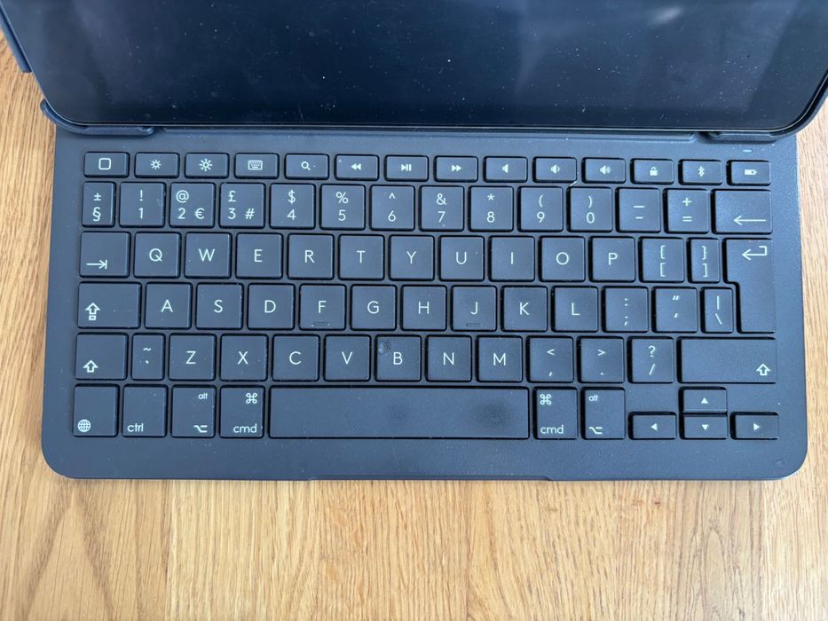 iPad 8th generation 128GB Apple Pencil & Logitech keyboard