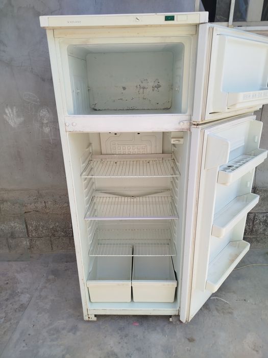 Продаю двух камерный холодильник