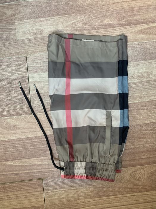 Pantaloni scurti Burberry - Pret Negociabil
