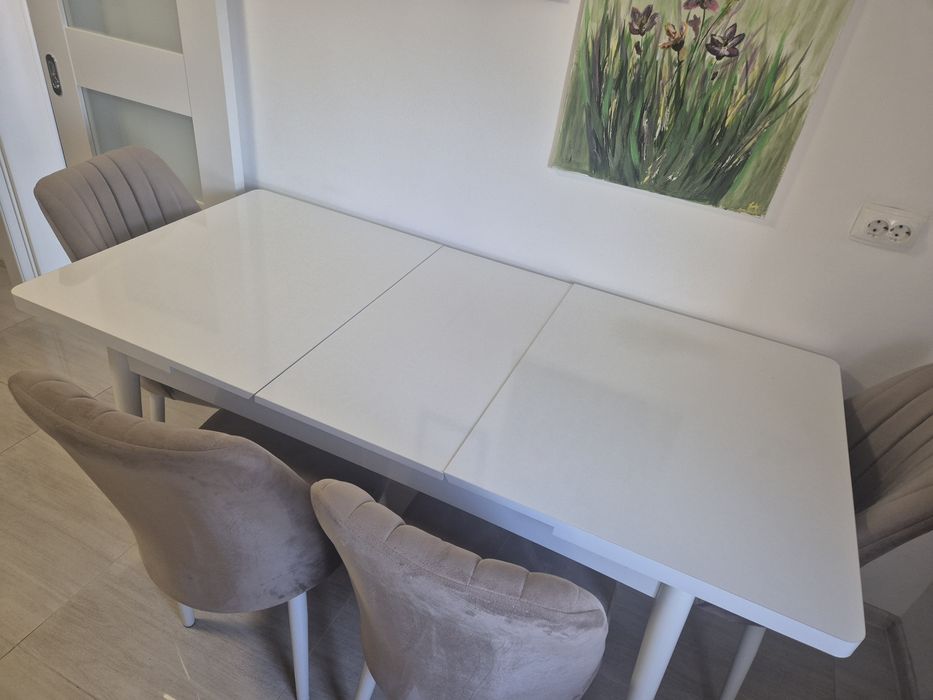 Vând masa MDF alb lucios +scaune beige