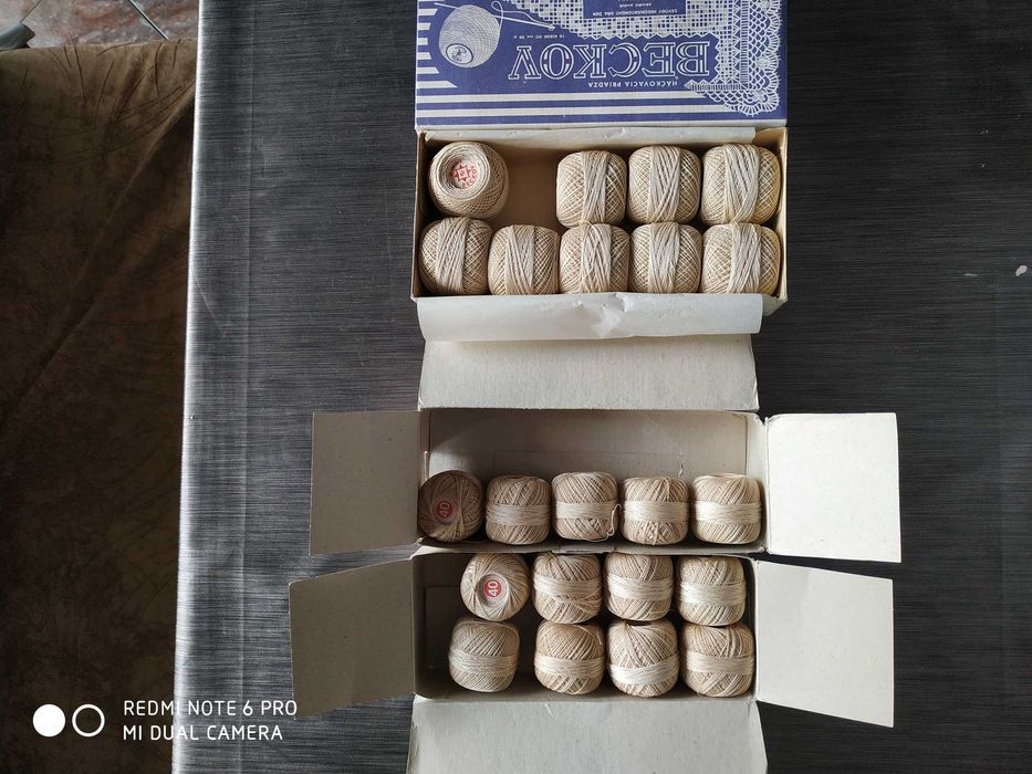 Български народни престилки ,конци за плетене,покривка,платове.