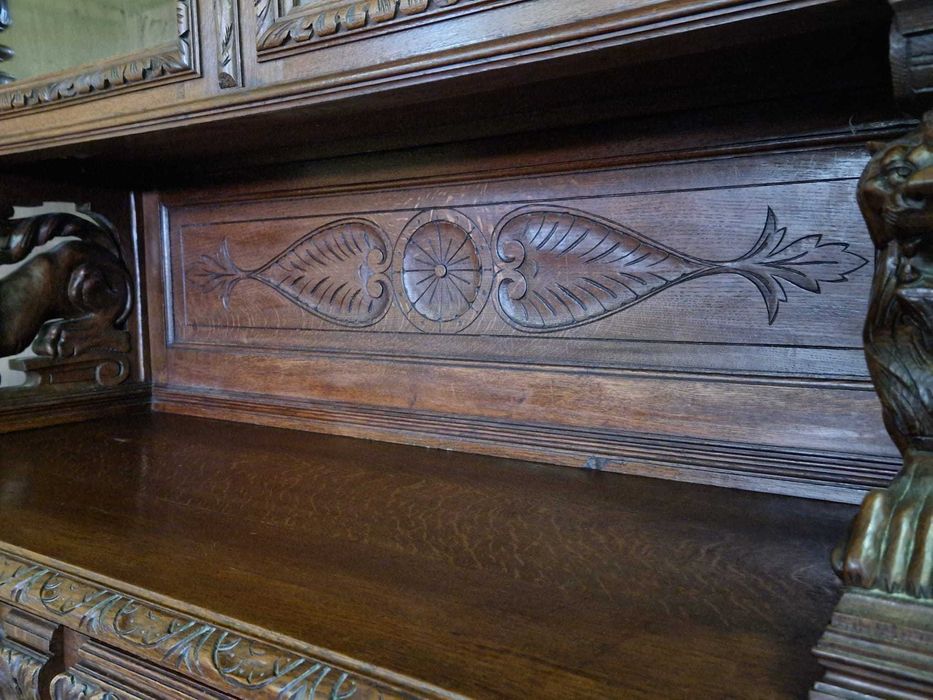 Величествен антикварен бюфет от масивен дъб в стил Неоренесанс