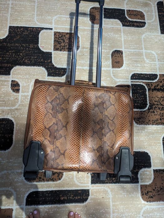 Продам чемодан на колесиках