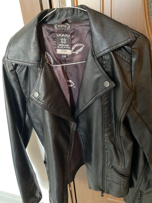 Vand geaca imitatie piele neagra