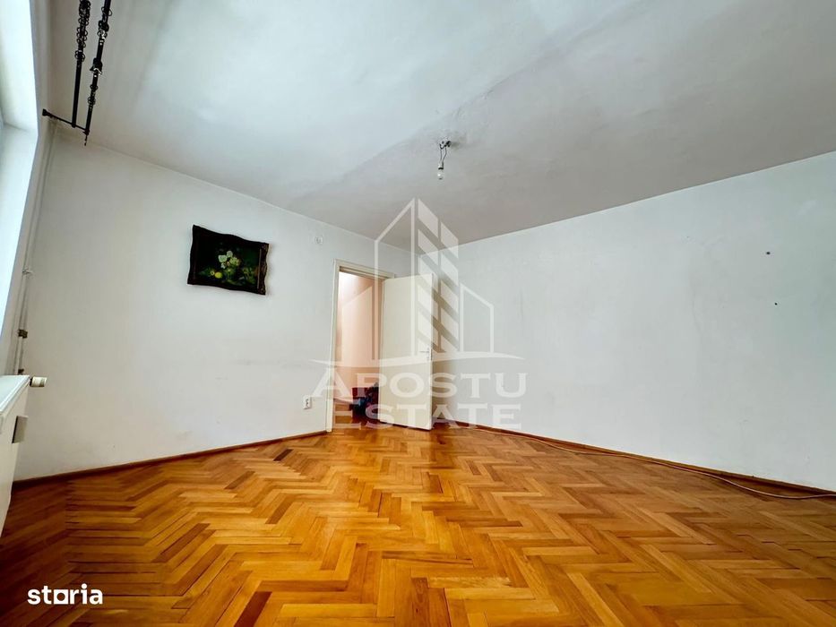 Apartament cu 3 camere, decomantat, etajul 2 , zona Spitalul Judetean