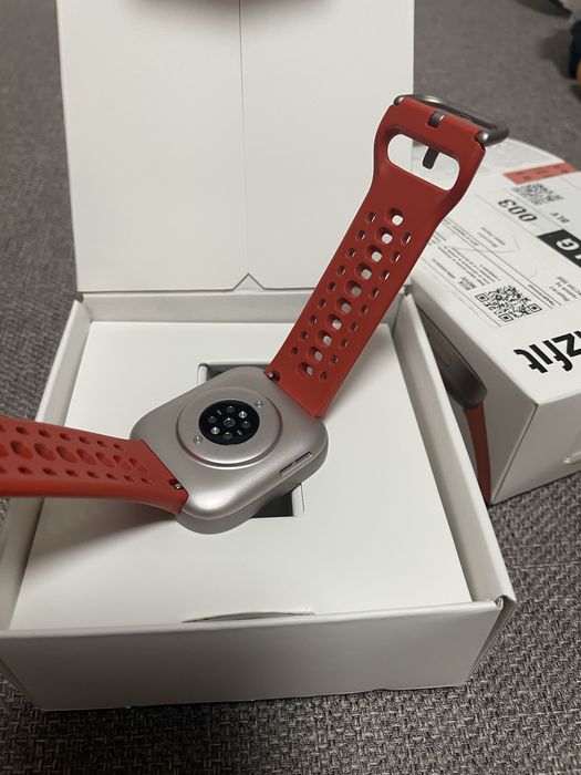 Смарт часовник Amazfit Bip 6 - нов!
