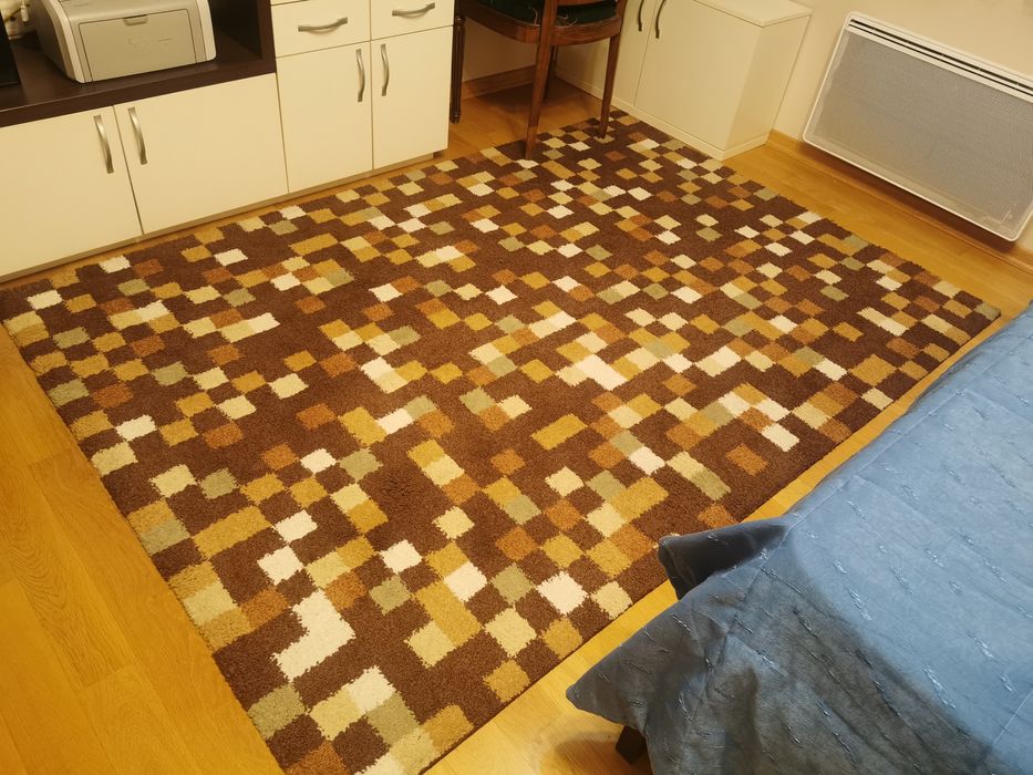 Продавам килим с размери 160 /230 см.