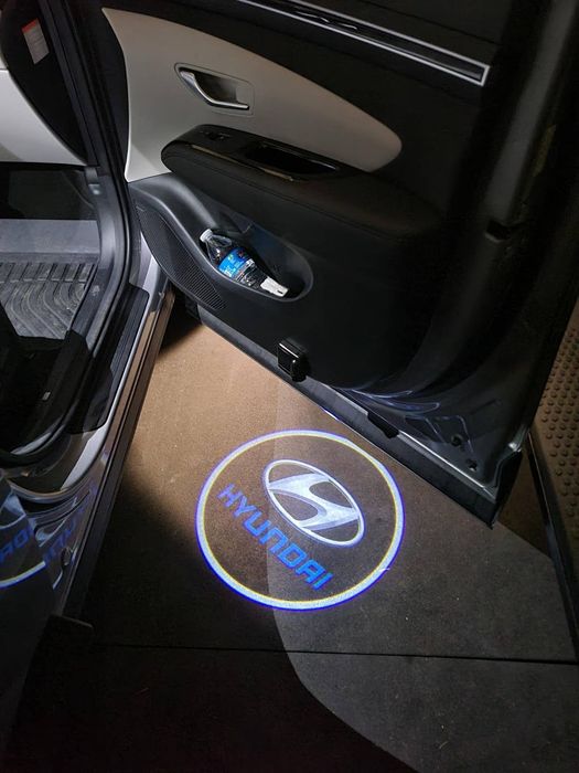 Проекция, подсветка с логотипом автомобиля Hyundai.