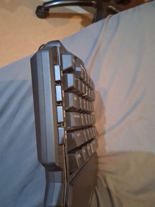 Продавам клавиатура Genesis