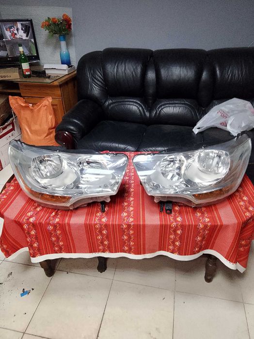 Продавам фарове citroen c4 2013 година