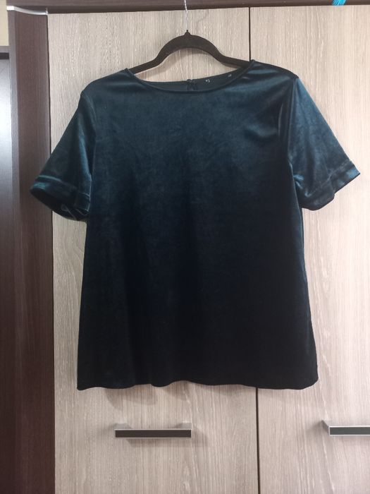 Bluza verde închis din catifea lucioasa, perfectă pentru seară.