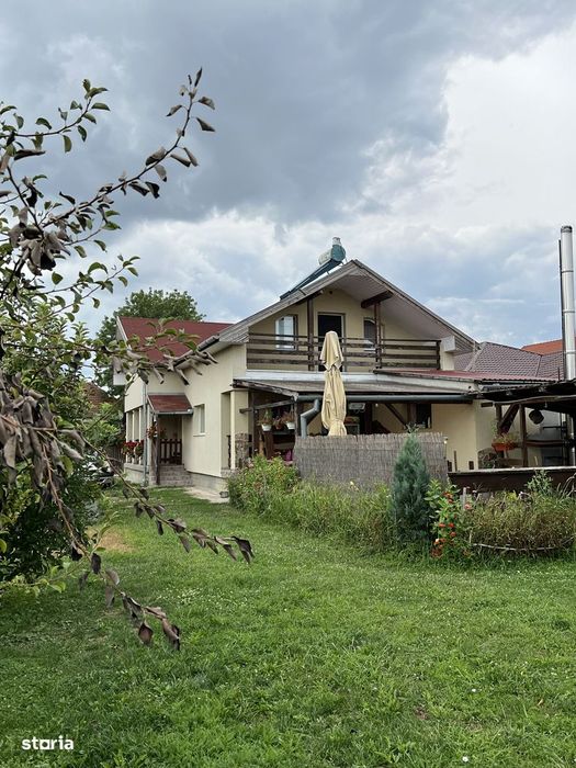 Casă cu 4 camere, teren de 1600mp