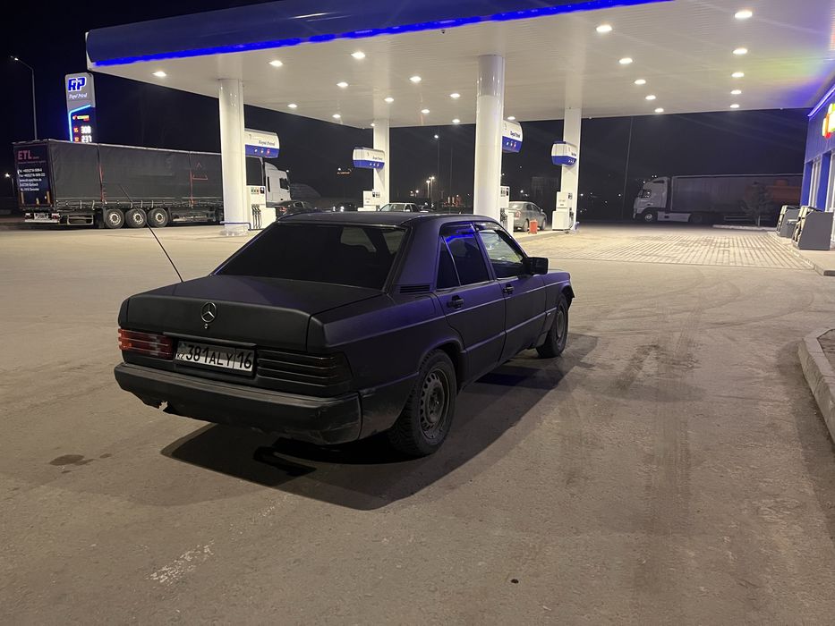 Mercedes e 190.