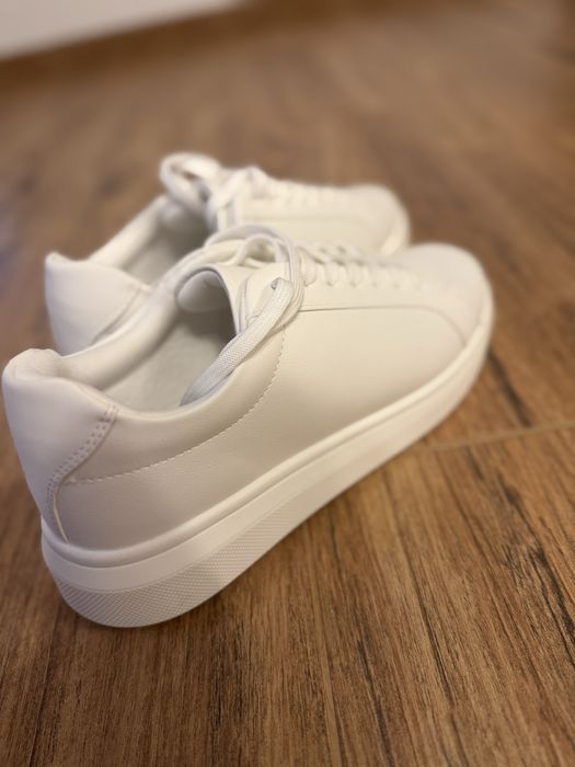 Vand adidasi eleganti NOI